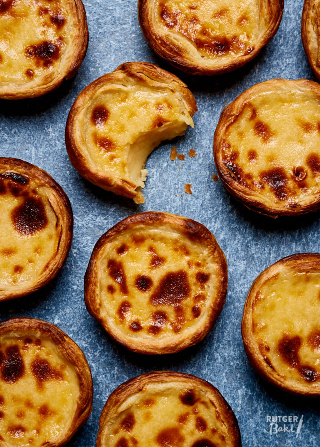Pastéis de Nata — portugiesische Puddingtörtchen mit karamellisierter Oberfläche